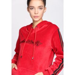 Czerwona Bluza Peace. Czerwone bluzy sportowe damskie Born2be, l. Za 64,99 zł.