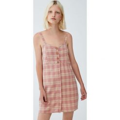 Sukienka na ramiączkach z guzikami. Różowe sukienki damskie Pull&Bear, bez wzorów, bez kołnierzyka, bez rękawów. Za 62,90 zł.