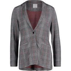 Blezer w kolorze szarym. Szare bolerka i narzutki damskie Betty & Co, w kratkę, bez rękawów. W wyprzedaży za 153,95 zł.