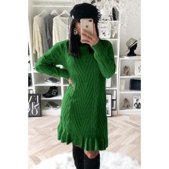 Sukienka REGANA GREEN. Zielone sukienki damskie Sukienka REGANA GREEN, na co dzień, uniwersalny, bez wzorów, z dzianiny, bez kołnierzyka, bez rękawów. W wyprzedaży za 89,00 zł.