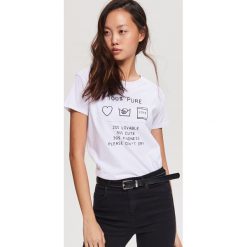 T-shirt z napisem - Biały. Białe t-shirty damskie marki Reserved, s, z napisami. Za 29,99 zł.