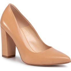 Półbuty SOLO FEMME - 14101-82-I63/000-04-00 Beż. Brązowe półbuty damskie Solo Femme, bez wzorów, ze skóry, eleganckie, bez obcasa, na obcasie, bez zapięcia. Za 339,00 zł.