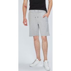 Tommy Hilfiger - Szorty. Szare spodenki i szorty męskie TOMMY HILFIGER, s, z nadrukiem, z bawełny, casualowe. W wyprzedaży za 219,90 zł.