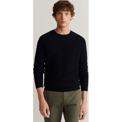 Mango Man - Sweter LEXI. Niebieskie swetry męskie Mango Man, s, bez wzorów, z bawełny, z okrągłym kołnierzem, bez kaptura. Za 199,90 zł.