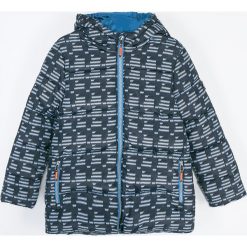 Coccodrillo - Kurtka dziecięca 92-122 cm. Zielone kurtki chłopięce COCCODRILLO, bez wzorów, z tkaniny, długie, z kapturem. Za 189,90 zł.