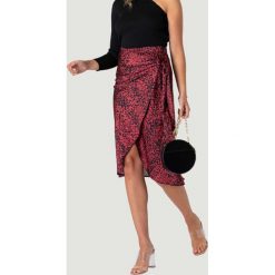 Spódnica w kolorze bordowym ze wzorem. Czerwone spódniczki damskie Urban Touch, bez wzorów, midi, kopertowe. W wyprzedaży za 119,95 zł.