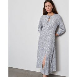 Sukienka w drobne kwiaty - Wielobarwny. Sukienki damskie Reserved, s, w kwiaty, bez kołnierzyka, bez rękawów. W wyprzedaży za 59,99 zł.