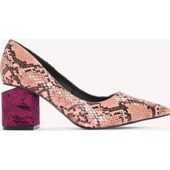Czółenka: NA-KD Shoes Wężowe czółenka z wycięciem w obcasie - Pink,Purple