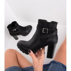 Botki damskie Sixth Sens C300 Czarne. Czarne botki damskie Sixth Sens, z tworzywa sztucznego, klasyczne, bez obcasa, na obcasie, bez zapięcia. Za 136,00 zł.