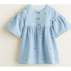 Mango Kids - Sukienka dziecięca Fly 80-104 cm. Szare sukienki dziewczęce marki Mango Kids, z haftami, z bawełny, casualowe, z krótkim rękawem, krótkie, mini, rozkloszowane. Za 119,90 zł.
