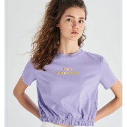 Crop top ze strukturalną aplikacją - Fioletowy. Fioletowe topy damskie marki Sinsay, s, z aplikacjami, bez kołnierzyka. Za 29,99 zł.