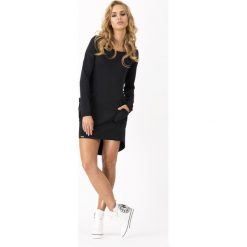 Czarna Dresowa Asymetryczna Sukienka z dużymi kieszeniami. Czarne sukienki damskie marki Molly.pl, na lato, s, bez wzorów, z dresówki, eleganckie, z asymetrycznym kołnierzem, z długim rękawem, długie, maxi, asymetryczne. Za 83,90 zł.
