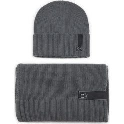 Zestaw Szalik i Czapka CALVIN KLEIN - Knitted Scarf 30X180+Beanie K50K505185 PSM. Szare czapki męskie Calvin Klein, na zimę, bez wzorów, z wiskozy. W wyprzedaży za 289,00 zł.