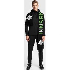Bluza funkcyjna męska 4Hills BLMF200 - głęboka czerń. Pomarańczowe bluzy męskie marki 4f, m, bez wzorów, z dzianiny, z kapturem, bez rękawów, bez kaptura. Za 199,99 zł.