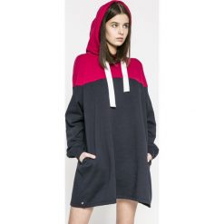 Tommy Jeans - Sukienka. Szare sukienki damskie marki Tommy Jeans, na co dzień, s, bez wzorów, z bawełny, casualowe, z kapturem, bez rękawów, mini, proste. W wyprzedaży za 339,90 zł.
