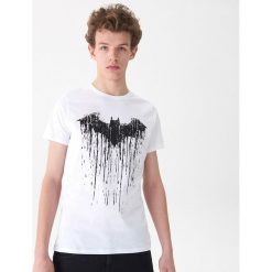 Bluza z nadrukiem Batman - Biały. Białe bluzy męskie marki House, s, z nadrukiem, bez kołnierzyka, bez rękawów, bez kaptura. Za 49,99 zł.
