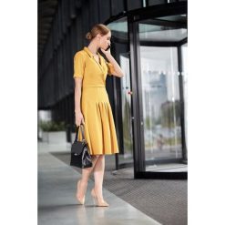 Sukienka midi z kołnierzem i zakładkami na przodzie - żółta. Żółte sukienki damskie Style, na co dzień, s, bez wzorów, z elastanu, biznesowe, z wykładanym kołnierzem, z krótkim rękawem, krótkie, midi, rozkloszowane. Za 179,00 zł.