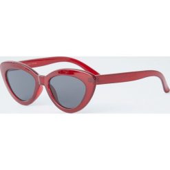Bordowe okulary przeciwsłoneczne cat eye. Czerwone okulary przeciwsłoneczne damskie Pull&Bear. Za 49,90 zł.