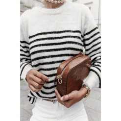Damski sweter MIORA. Czarne bluzki damskie Damski sweter MIORA, uniwersalny, bez wzorów, eleganckie, bez kołnierzyka, bez rękawów. W wyprzedaży za 69,00 zł.