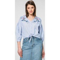 Pepe Jeans - Koszula. Niebieskie bluzki damskie marki Pepe Jeans, s, z haftami, z bawełny, casualowe, z długim rękawem. W wyprzedaży za 199,90 zł.