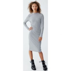 Sukienka z półgolfem i guzikami. Szare sukienki damskie Pull&Bear, bez wzorów, bez kołnierzyka, bez rękawów. Za 69,90 zł.