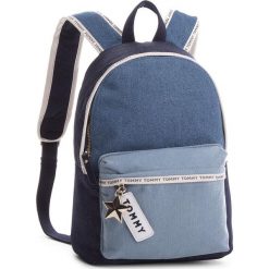 Plecak TOMMY HILFIGER - Th Logo Tape Mini Backpack Denim AW0AW05086 901. Niebieskie plecaki damskie TOMMY HILFIGER, z denimu, eleganckie. W wyprzedaży za 239,00 zł.