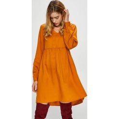 Vero Moda - Sukienka Viga. Pomarańczowe sukienki damskie Vero Moda, na co dzień, s, bez wzorów, z lyocellu, casualowe, bez kołnierzyka, z długim rękawem, długie, mini, proste. W wyprzedaży za 99,90 zł.