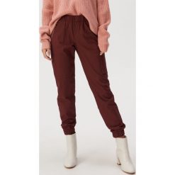 Spodnie jogger z kieszenią cargo - Bordowy. Czerwone spodnie damskie Sinsay, s. Za 79,99 zł.
