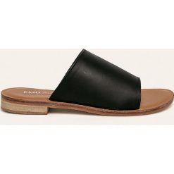 Emu Australia - Klapki skórzane Minogue. Czarne klapki damskie EMU Australia, bez wzorów, ze skóry, bez obcasa, na obcasie. Za 389,90 zł.