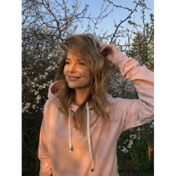 Bluza damska z kapturem pudrowy róż. Różowe bluzy damskie Pakamera. Za 179,00 zł.