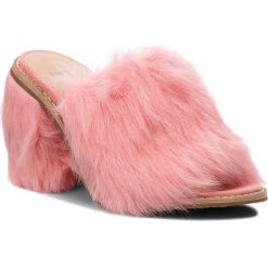 Klapki UGG - W Rosa 1095390 W/Lnt. Różowe klapki damskie Ugg, bez wzorów, ze skóry, bez obcasa, na obcasie. W wyprzedaży za 519,00 zł.