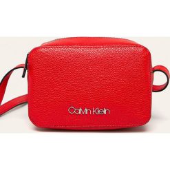 Calvin Klein Jeans - Torebka. Listonoszki damskie Calvin Klein Jeans, w paski, z jeansu, małe, bez dodatków. W wyprzedaży za 239,90 zł.