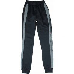 Spodnie dresowe w kolorze czarnym. Czarne dresy chłopięce Lee Cooper & RG512, z dresówki. W wyprzedaży za 49,95 zł.