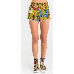 SZORTY VERSACE JEANS COUTURE. Żółte szorty damskie Versace Jeans Couture, z aplikacjami, z elastanu. Za 999,00 zł.