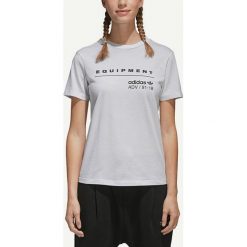 Adidas Originals EQT Koszulka Szary. Szare koszulki damskie adidas Originals, z nadrukiem, z bawełny, bez kołnierzyka. Za 163,95 zł.