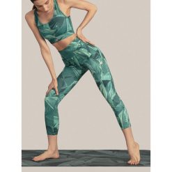 Legginsy funkcyjne do jogi. Legginsy damskie l, bez wzorów, z dzianiny. W wyprzedaży za 99,99 zł.