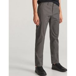 Spodnie chino slim fit - Szary. Szare spodnie męskie Reserved, m, bez wzorów. Za 129,99 zł.