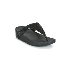 Japonki FitFlop LOTTIE CHEVRON SUEDE. Czarne klapki damskie FitFlop, bez wzorów, bez obcasa. W wyprzedaży za 293,30 zł.