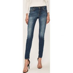 Guess Jeans - Jeansy Sexy Curve. Niebieskie jeansy damskie Guess Jeans. W wyprzedaży za 399,90 zł.