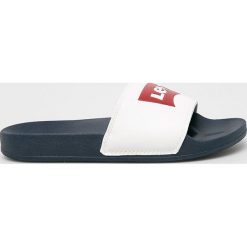 Levi's - Klapki. Niebieskie klapki damskie Levi's®, bez wzorów, z materiału, bez obcasa, na płaskiej podeszwie. W wyprzedaży za 79,90 zł.