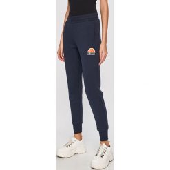 Ellesse - Spodnie. Niebieskie spodnie damskie Ellesse, z bawełny. W wyprzedaży za 179,90 zł.