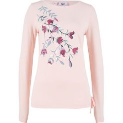 Shirt z długim rękawem, nadrukiem i sznurowaniem z boku bonprix perłowy jasnoróżowy z nadrukiem. Różowe koszulki damskie bonprix, z nadrukiem, bez kołnierzyka, z długim rękawem. Za 37,99 zł.