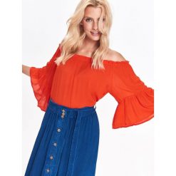 BLUZKA DAMSKA Z ODKRYTYMI RAMIONAMI. Czerwone bluzki damskie marki TROLL, l, bez wzorów, z tkaniny, eleganckie, bez kołnierzyka, bez rękawów. W wyprzedaży za 29,99 zł.