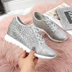 Sneakersy na krytym koturnie szare Jezzi - szary. Szare półbuty damskie Jezzi. Za 101,99 zł.