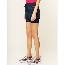 Szorty sportowe Guess O92A29 WO030. Niebieskie spodenki sportowe damskie Guess, m, z aplikacjami, z poliamidu, sportowe. W wyprzedaży za 219,00 zł.