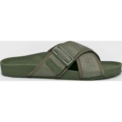 Pepe Jeans - Klapki Ultra Bio Crossed. Żółte kapcie męskie Pepe Jeans, z jeansu, bez zapięcia. W wyprzedaży za 139,90 zł.