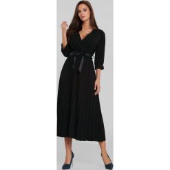 Czarna Sukienka Kay Solois. Czarne sukienki damskie Renee, s, w paski, z tkaniny, eleganckie, z falbankami, bez rękawów, rozkloszowane. Za 119,99 zł.