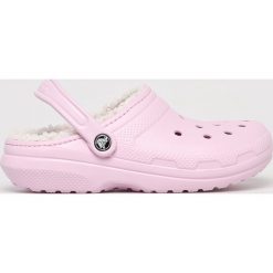 Crocs - Klapki. Czarne klapki damskie Crocs, bez wzorów, z materiału, bez obcasa. W wyprzedaży za 179,90 zł.