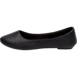 Czarne baleriny, buty damskie VINCEZA 13516. Czarne baleriny damskie Vinceza, bez wzorów, na wysokim obcasie, na obcasie. W wyprzedaży za 49,00 zł.