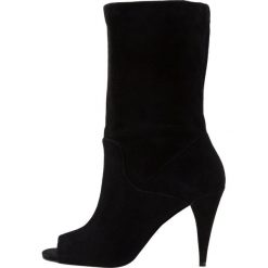 MICHAEL Michael Kors ELAINE OPEN TOE BOOTIE Kozaki na obcasie black. Czarne buty zimowe damskie marki MICHAEL Michael Kors, z gumy, przed kolano, na wysokim obcasie. Za 949,00 zł.